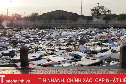 Sau mưa lũ, thành phố Hà Tĩnh 'ngập' rác