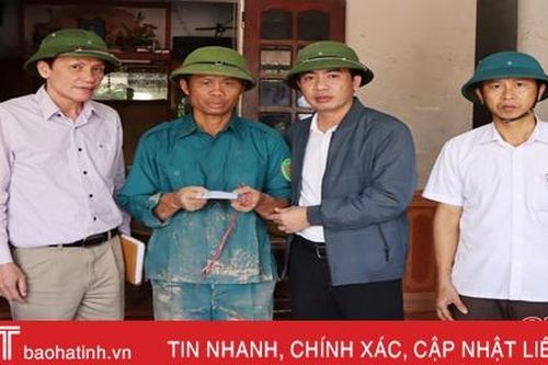 Báo Hà Nội mới trao 30 suất quà đến người dân vùng hạ du Kẻ Gỗ