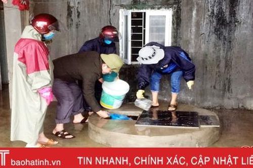 Người dân các địa phương ở Hà Tĩnh tập trung xử lý môi trường sau lũ