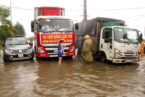 Hàng vạn tấm lòng nghĩa tình đang hướng về vùng lũ Quảng Bình