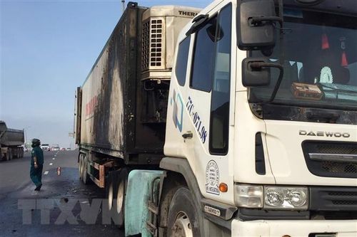Xe đầu kéo đang lưu thông trên Quốc lộ 1A bỗng bốc cháy dữ dội