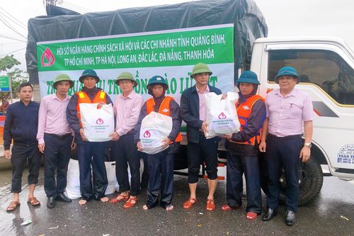 Cán bộ ngân hàng dành trọn yêu thương gửi về khúc ruột miền Trung