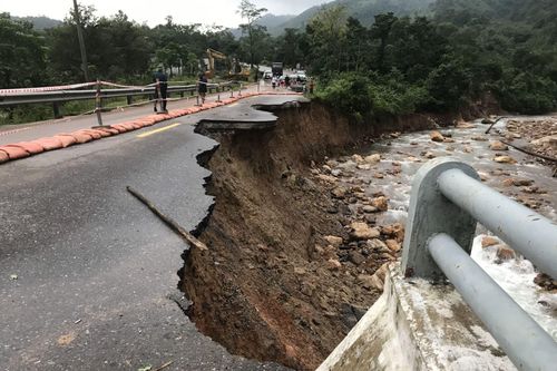 Cảnh báo tình trạng ta luy đất ngậm nước gây sụt lở trên các tuyến quốc lộ qua miền Trung