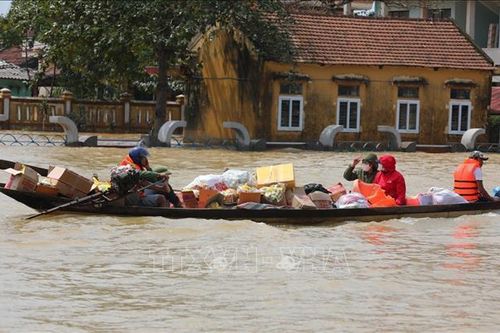 Các chuyến hàng cứu trợ liên tục hướng về miền Trung