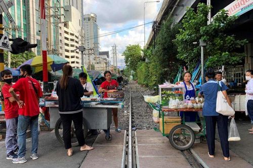 Người bán hàng rong 'lên ngôi', kiếm lời từ biểu tình Thái Lan