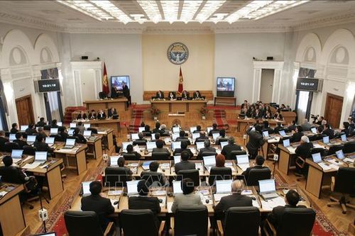 Quốc hội Kyrgyzstan bỏ phiếu hoãn bầu cử