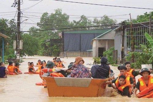 Nhiều trường đại học giảm học phí, tặng học bổng cho sinh viên vùng lũ