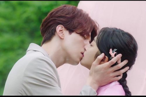 Rating 21/10: Lee Dong Wook và Jo Bo Ah hôn nhau say đắm nhưng rating phim 'Bạn trai tôi là hồ ly' lại giảm thấp kỷ lục