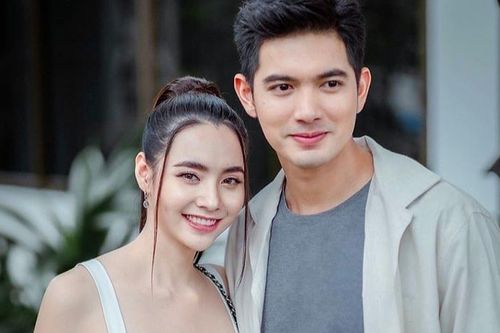 'Cặp đôi màn ảnh' Mookda Narinrak và Kem Hussawee chia sẻ về chuyến đi biển ngọt ngào, phủ nhận chuyện 'phim giả tình thật'