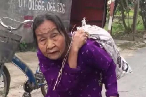 Cụ bà ở Hải Dương cõng bao tải quần áo và mì tôm cứu trợ gây xúc động: 'Đấy miền Trung khổ quá rồi, phải mang đồ đi ủng hộ thôi'