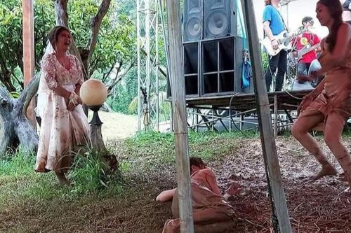 Hội chị em túm váy 'quẩy' tung bùn trong đám cưới, nhìn sang váy cô dâu ai cũng lắc đầu ngán ngẩm
