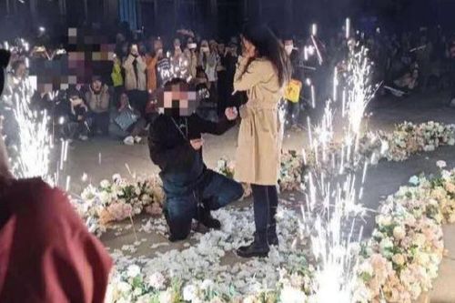 Mang 6 siêu xe vào trường cầu hôn bạn gái, phú nhị đại tưởng được tung hô ai ngờ bị 'ném đá' dữ dội vì lý do này