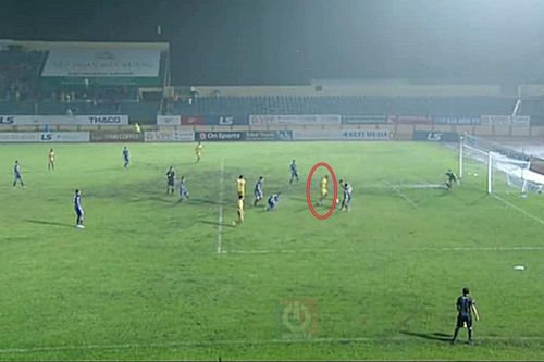Trọng tài Việt Nam sai sót, hay cuộc chơi bị thao túng?