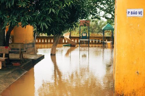 Xót xa ngôi trường mẫu giáo ở Quảng Trị sau lũ: Giáo cụ ướt mèm, bàn ghế hư hỏng, sân trường đầy bùn đất