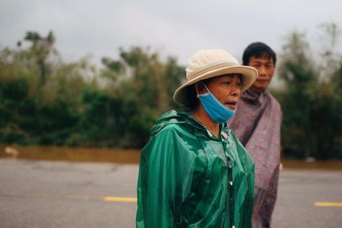 Trực tiếp từ Quảng Trị: Vết chân trần và những con đường chìm trong biển nước