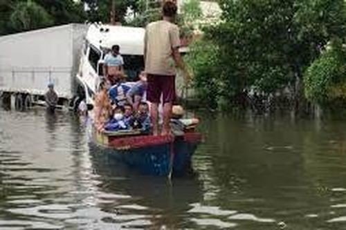 Bão Saudel đổ bộ, người dân bơi thuyền trên đường ngập nước ở Philippines