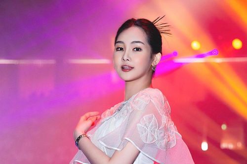 Clip: Lê Âu Ngân Anh 'bắn' tiếng Anh 'vèo vèo' trong buổi lễ khai giảng của ĐH Hoa Sen khiến dân tình trầm trồ