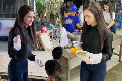 Trang phục đi từ thiện tối giản, Hương Giang vẫn được khen