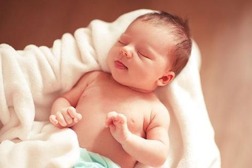 Vừa chào đời, bé sơ sinh 3 ngày đã bị lậu mắt