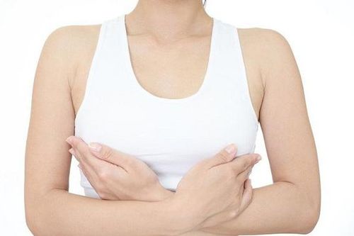 Cô gái trẻ bị lở loét vòng 1 do đến spa nâng ngực