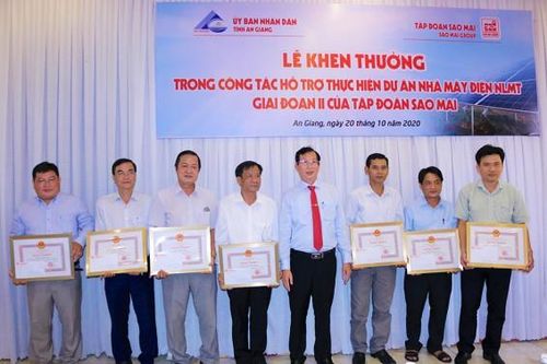 Tuyên dương những tập thể, cá nhân tiêu biểu hỗ trợ Nhà máy điện mặt trời Sao Mai