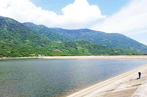 Hồ Đá Đen xả điều tiết lũ