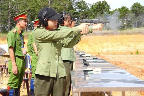Trao thưởng Hội thi bắn súng, võ thuật cho lực lượng trực tiếp chiến đấu trong CAND lần thứ I, năm 2020