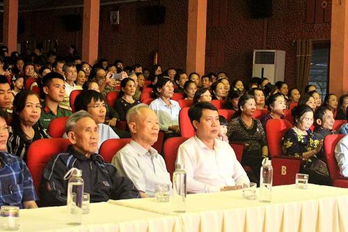 Chiếu phim, biểu diễn văn nghệ chào mừng Đại hội đại biểu Đảng bộ tỉnh