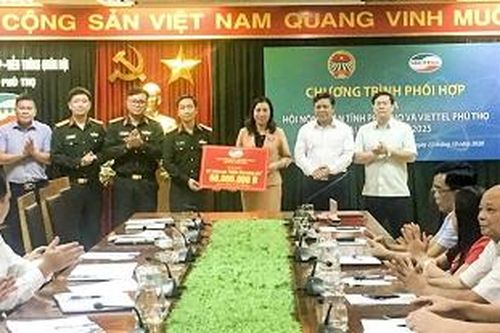 Viettel Phú Thọ và Hội Nông dân tỉnh ủng hộ gần 85 triệu đồng hỗ trợ miềnTrung khắc phục hậu quả mưa lũ