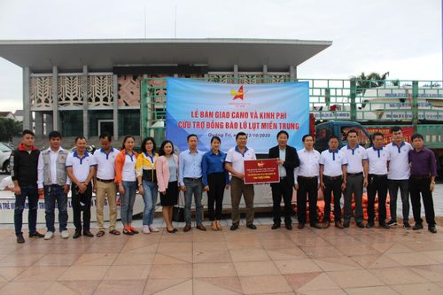 Trao 2 chiếc ca nô và 500 triệu đồng hỗ trợ Nhân dân vũng lũ