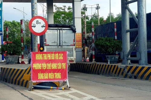 Không thu phí đường bộ đối với phương tiện chở hàng cứu trợ đồng bào miền Trung