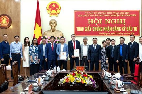 Trao Giấy chứng nhận đầu tư 2 dự án nước ngoài