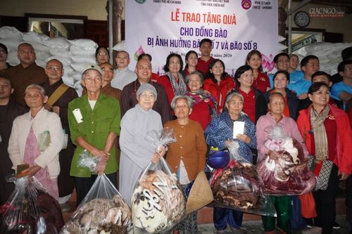 Đoàn cứu trợ của Giáo hội trao 1.000 phần quà tại Huế