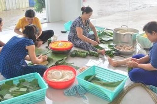 Người dân Sóc Trăng gói bánh, góp quần áo ủng hộ đồng bào miền Trung