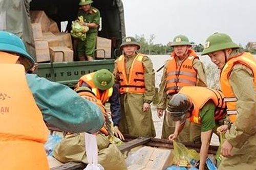 Công an tỉnh Quảng Bình tiếp ứng hơn 1.000 suất cứu trợ người dân vùng lũ