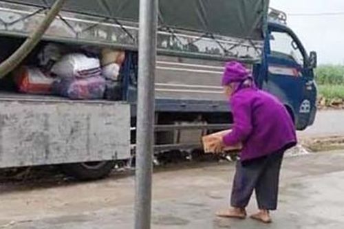 Cụ bà mang 'tài sản cuối cùng' ủng hộ đồng bào vùng lũ miền Trung
