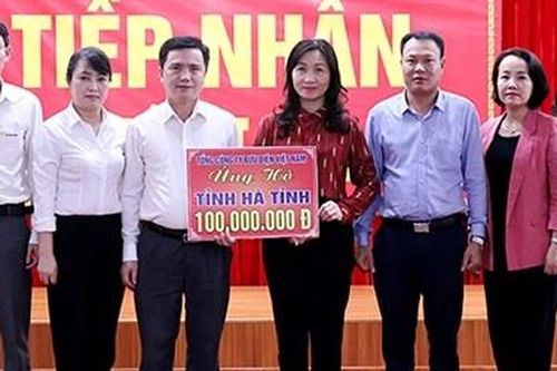 Ấm áp tình người Bưu điện trong bão lũ