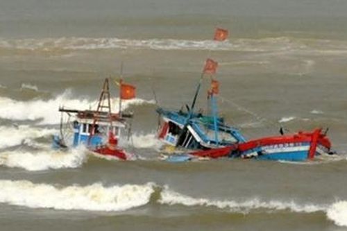 Cứu nạn 4 ngư dân trong một vụ chìm tàu cá giữa khơi xa