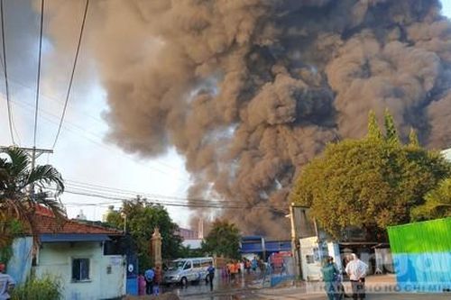 Cháy lớn công ty xử lý chất thải, mùi hôi bay theo khói đi khắp nơi