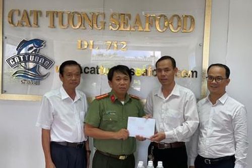 Công ty Cát Tường Seafood tặng 100 triệu đồng hỗ trợ người dân vùng lũ