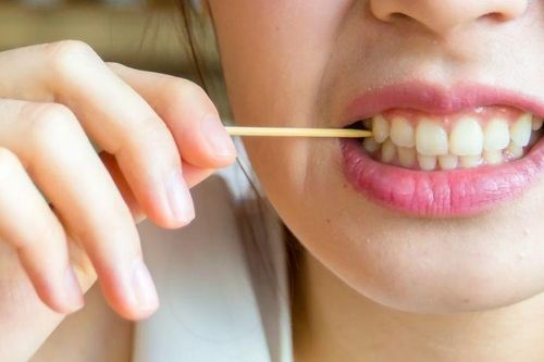 Thói quen dùng tăm xỉa răng và những mối nguy hại khôn lường