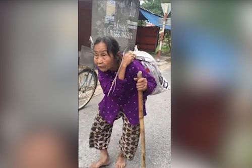 Xúc động cụ bà 80 tuổi còng lưng cõng bao tải quần áo, mì tôm ủng hộ miền Trung