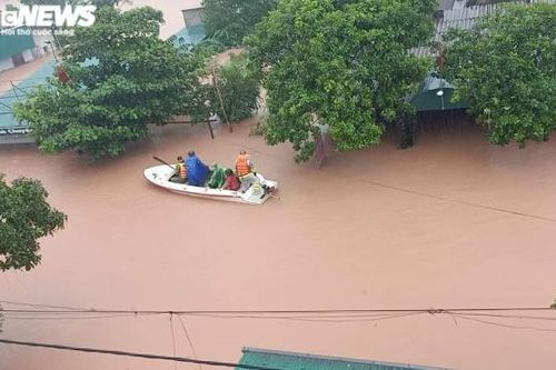 Trận lũ lịch sử hơn 40 năm qua ở Hà Tĩnh: Nhiều người chỉ còn mỗi bộ quần áo