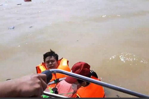 Đoàn cứu trợ 6 người bị lật thuyền rơi xuống dòng lũ dữ ở Quảng Bình