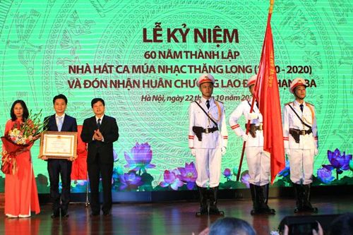 Nhà hát Ca múa nhạc Thăng Long đón Huân chương Lao động hạng Ba