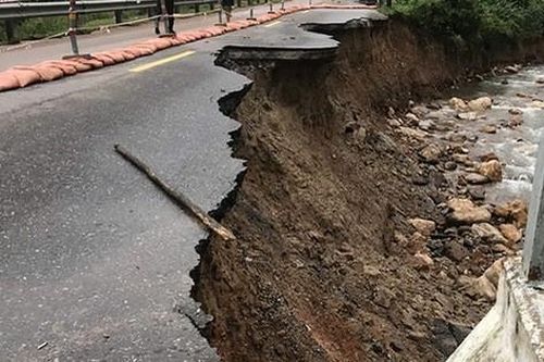 Lo ngại taluy đất ngậm nước gây sụt lở trên các tuyến quốc lộ qua miền Trung