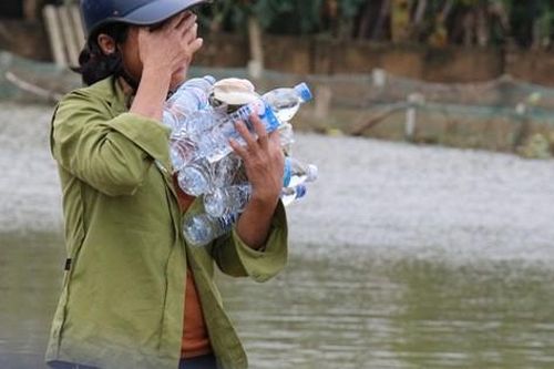 Những giọt nước mắt xót xa của người dân Hà Tĩnh sau trận lũ lịch sử