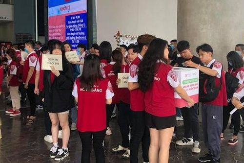 Sinh viên vùng lũ lụt miền Trung được trường đại học hỗ trợ 10 triệu đồng