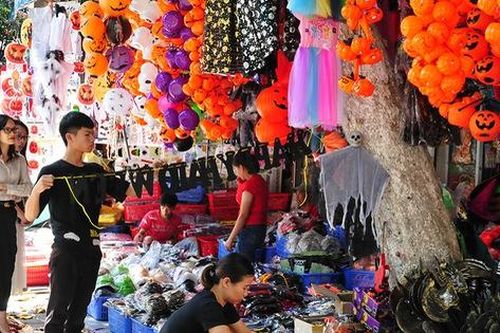 Qua Trung thu, phố Hàng Mã lại tất bật với lễ hội Halloween