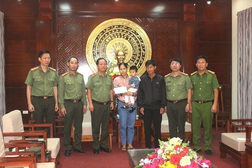 Công an Hà Nội chia sẻ khó khăn, mất mát với nhân dân, cán bộ Công an tỉnh Quảng Trị bị hy sinh, thiệt hại do mưa lũ